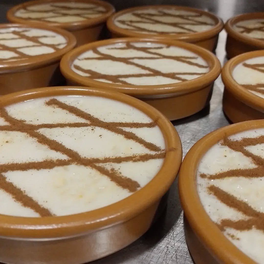Taças de barro com arroz doce e riscas de canela