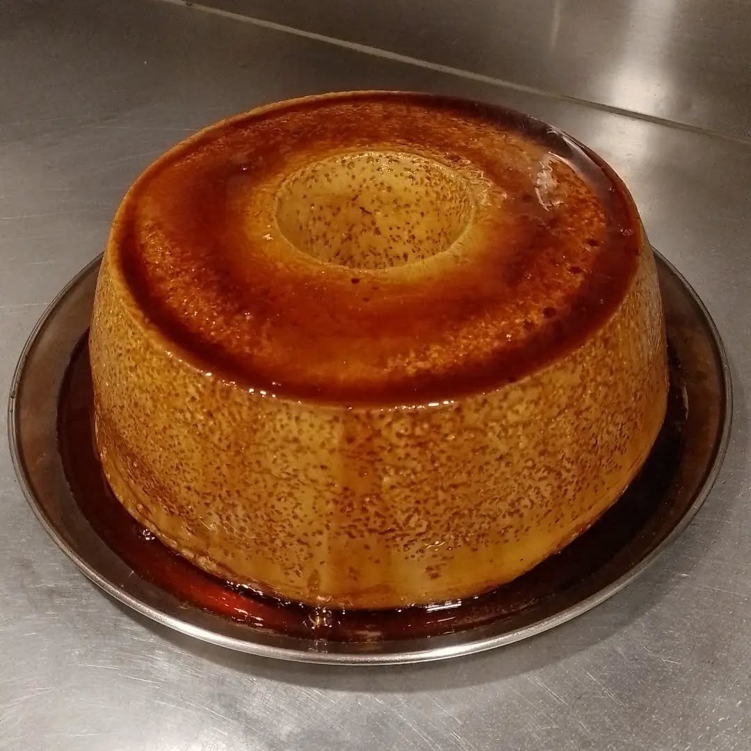 Molotov alto com caramelo, sobre um prato metálico